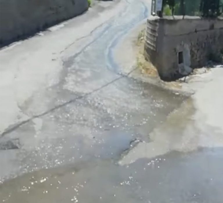 Termini Imerese: fiumi d’acqua potabile si disperdono in strada da una settimana