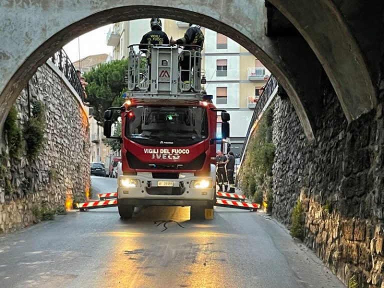 Termini Imerese: vigili del fuoco in azione in zona piazza San Carlo