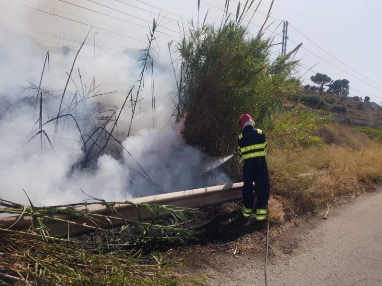 Termini Imerese: incendio sulla bretella che collega l’area industriale al porto FOTO