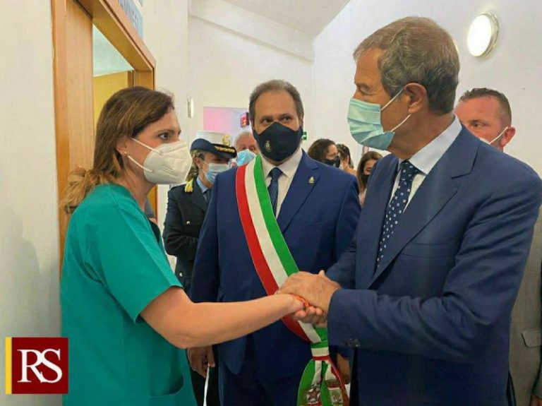 Covid: Musumeci in visita ieri all’hub vaccinale di Buseto Palizzolo nel Trapanese