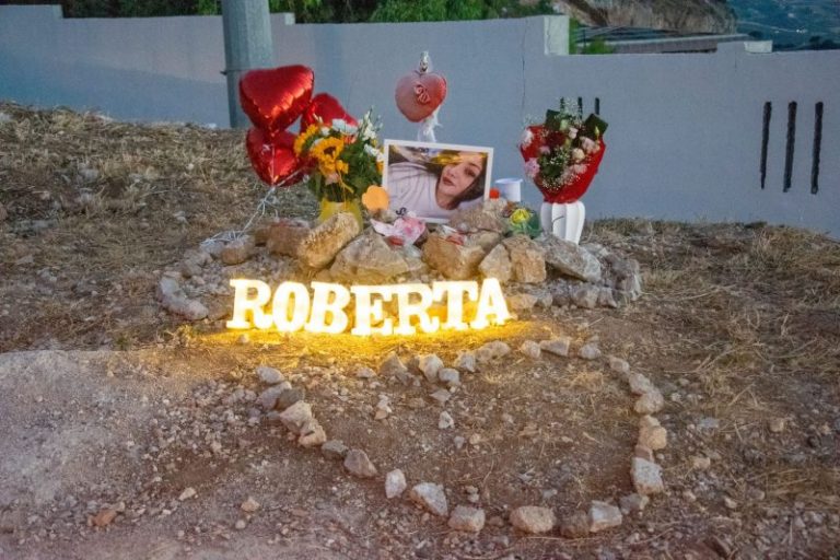 Fiaccolata per Roberta Siragusa: il reportage foto e video