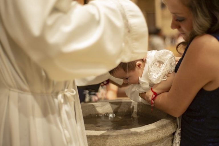 Momenti di terrore durante un battesimo: acido diluito nell’acqua santa