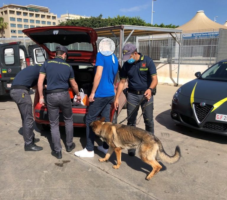 Guardia di Finanza: controlli anti droga al porto, due i fermati con hashish e marijuana