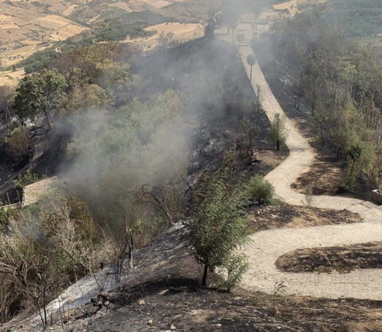 Petralia Soprana martoriata dagli incendi: rinviati gli eventi del 13,14 e 15 agosto FOTO E VIDEO