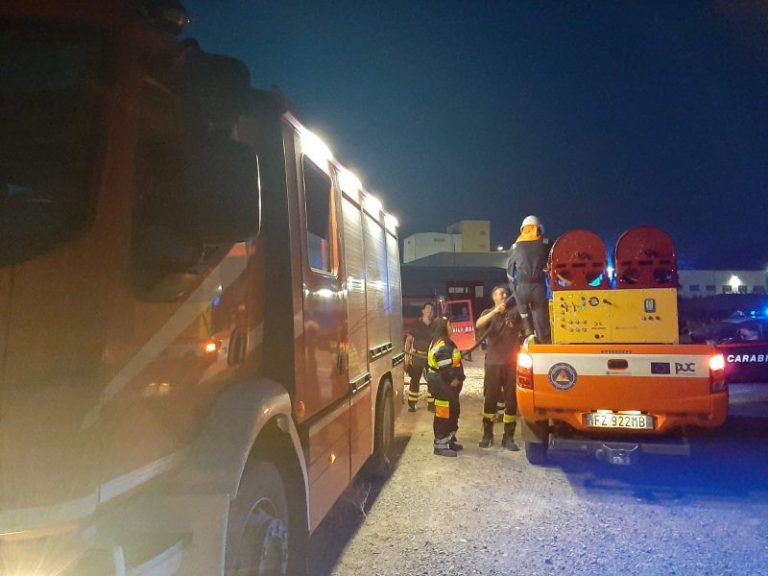 Incendio nell’area industriale di Termini Imerese: sul posto i vigili del fuoco e la protezione civile “Gli Angeli”