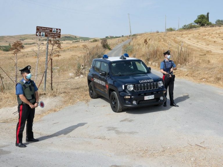 Smaltimento rifiuti “fai da te” in provincia di Palermo: arrestato mentre incendiava un cumulo di plastica