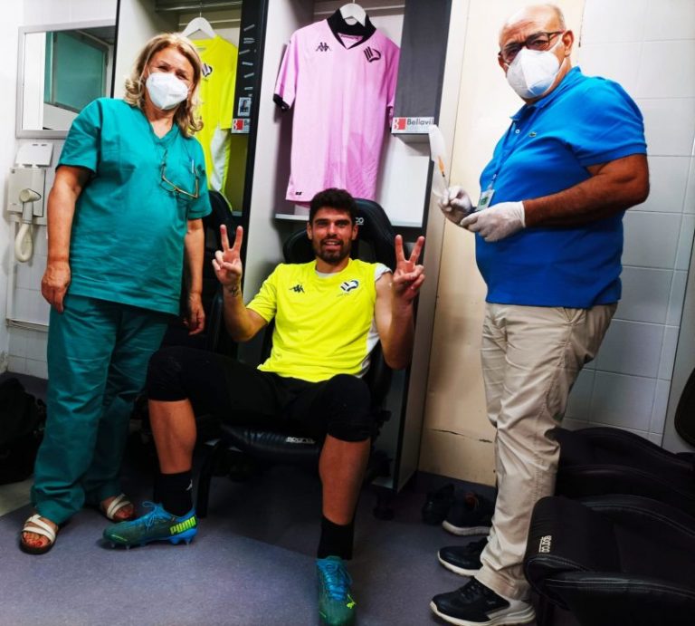 Completata la vaccinazione di giocatori e staff del Palermo, l’equipe dell’Asp ha somministrato la seconda dose di siero FOTO