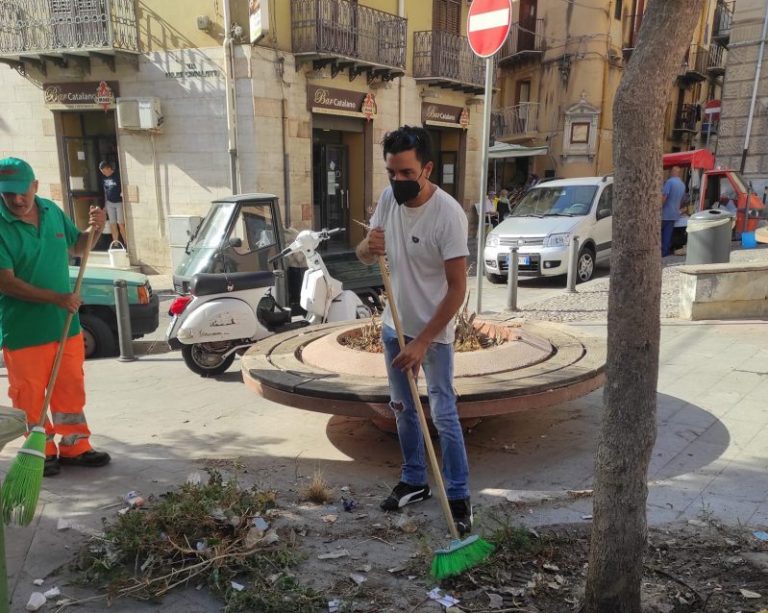 Il termitano Nino Giuca al lavoro con gli operatori Dusty per ripulire piazza Bagni