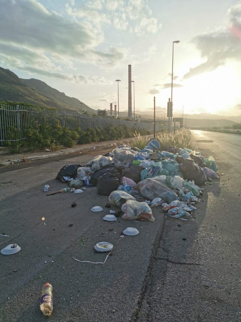 Area industriale trasformata in una discarica a cielo aperto FOTO