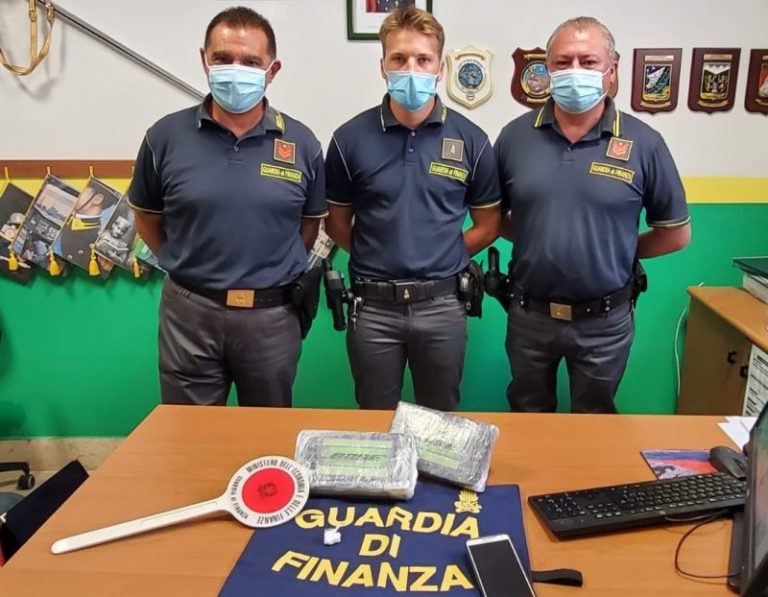 Guardia di Finanza: arrestato corriere con oltre 2 kg di cocaina VIDEO