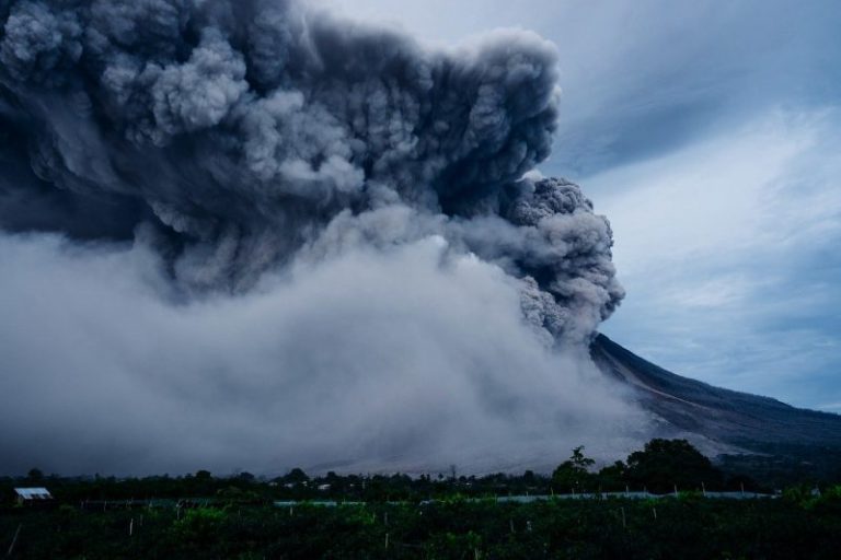 Eruzione Canarie: la nube vulcanica si muove verso il sud Italia allerta in Sardegna e Sicilia