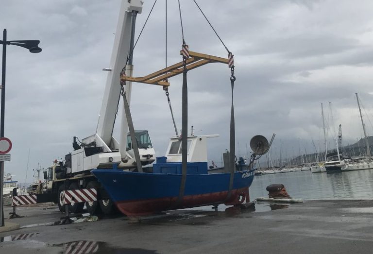 Maltempo: peschereccio affonda al porto di Termini Imerese FOTO