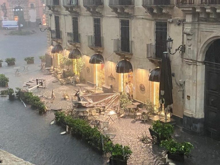 Catania: forte tornado si abbatte sulla città, ingenti danni FOTO