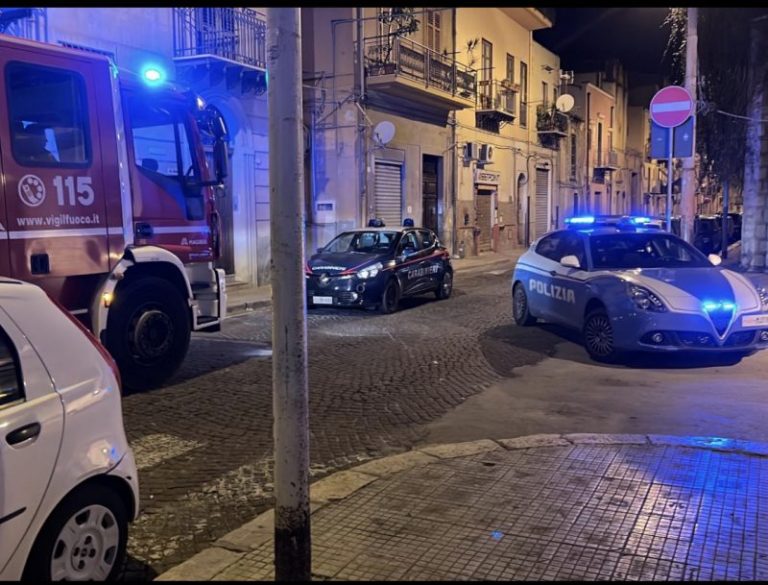 Paura nella notte a Termini Imerese: moto in fiamme in via Gandolfo FOTO