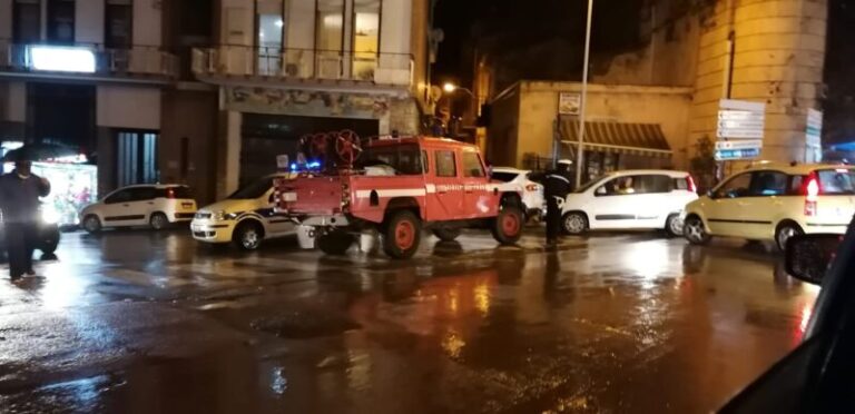 Cadono calcinacci da balcone in via Armando Diaz, pompieri mettono in sicurezza l’area FOTO