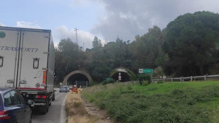 Incidente sulla A20 nei pressi di Cefalù, traffico rallentato FOTO