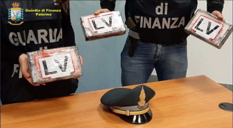 Guardia di Finanza: sequestrati 3,5 chili di cocaina a Palermo, arrestati due responsabili FOTO