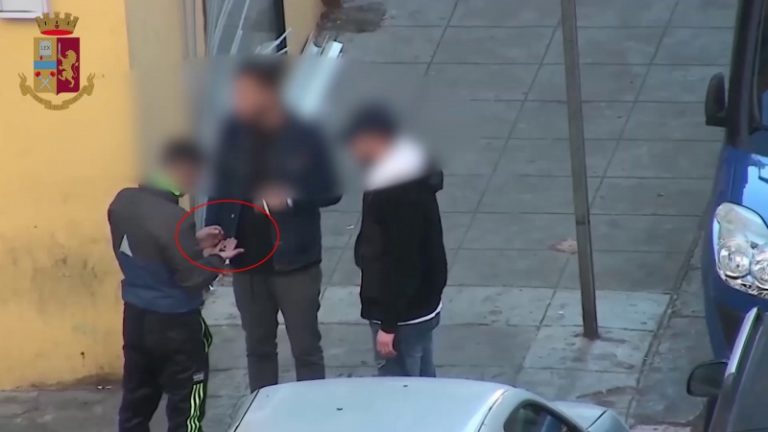 Operazione di polizia: spacciavano davanti la scuola, arrestati i pusher  FOTO E VIDEO