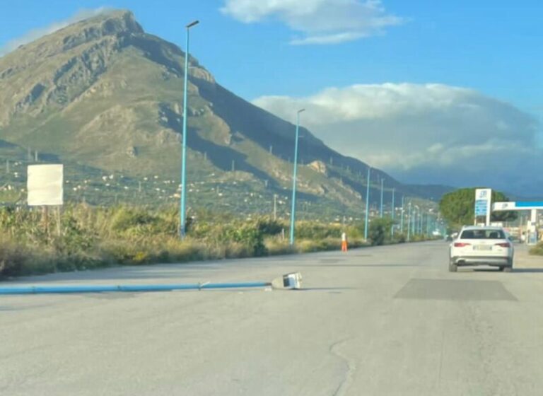 Tragedia sfiorata nell’area industriale di Termini Imerese: cade palo della luce su manto stradale, la denuncia della ZIT – FOTO