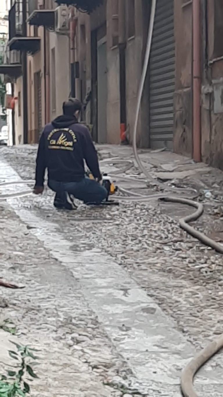 Termini Imerese: manca l’acqua in via Bologna, interviene la Protezione Civile “Gli Angeli”