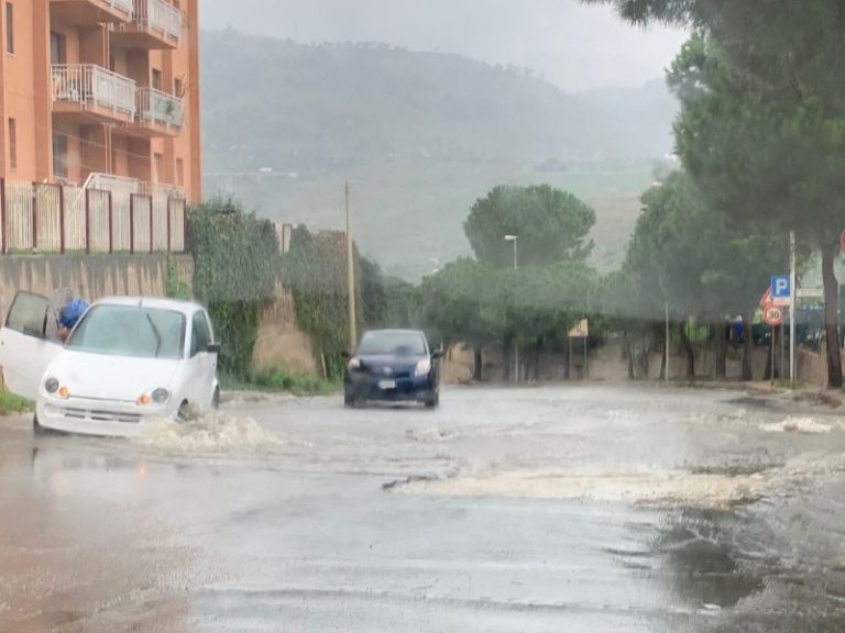 Nubifragio Termini Imerese: strade allagate e tombini saltati  FOTO