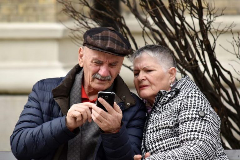 “Cyber scuola per nonni”: nipoti diventano tutor per accompagnarli nel mondo della tecnologia