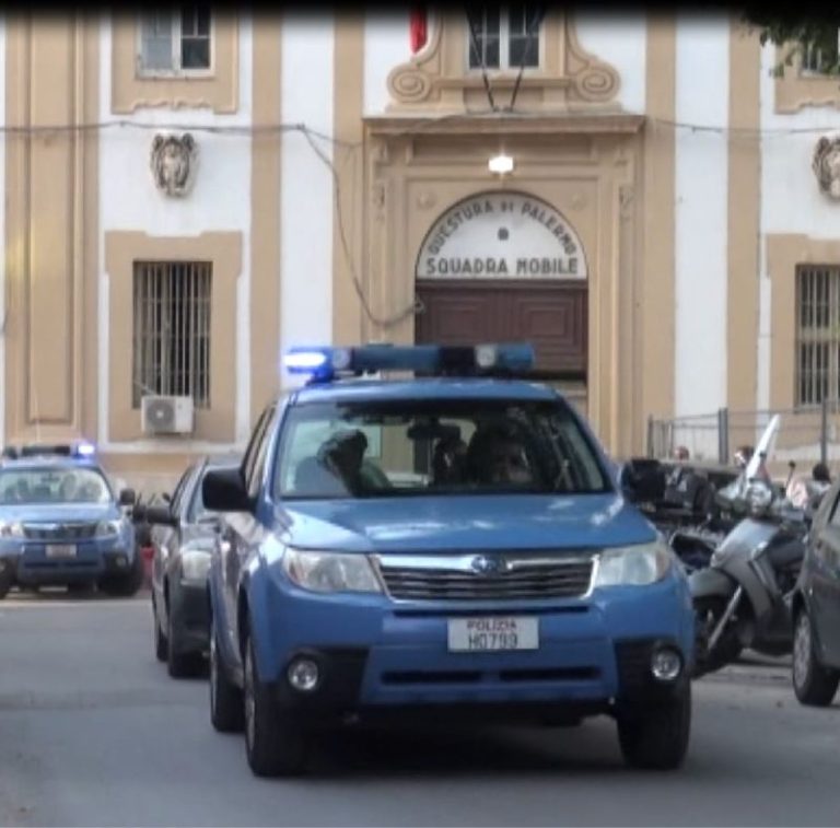 Polizia: rapinavano giovani vittime nel centro storico di Palermo, arrestati sei giovani