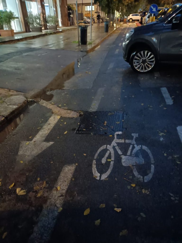 Dopo le piogge le piste ciclabili di Palermo diventano tanti percorsi ad ostacoli