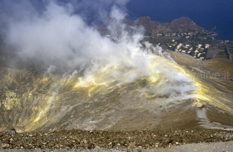 Isola di Vulcano: cresce la preoccupazione, aumenta l’emissione di gas letali FOTO E VIDEO