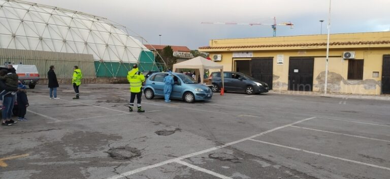 Tamponi drive-in a Termini Imerese per alcuni studenti nel largo Mercato Ittico