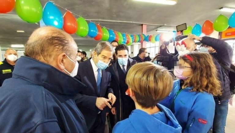 Covid, Musumeci visita hub di Palermo: «Vaccinare i più piccoli atto d’amore verso i propri figli» FOTO