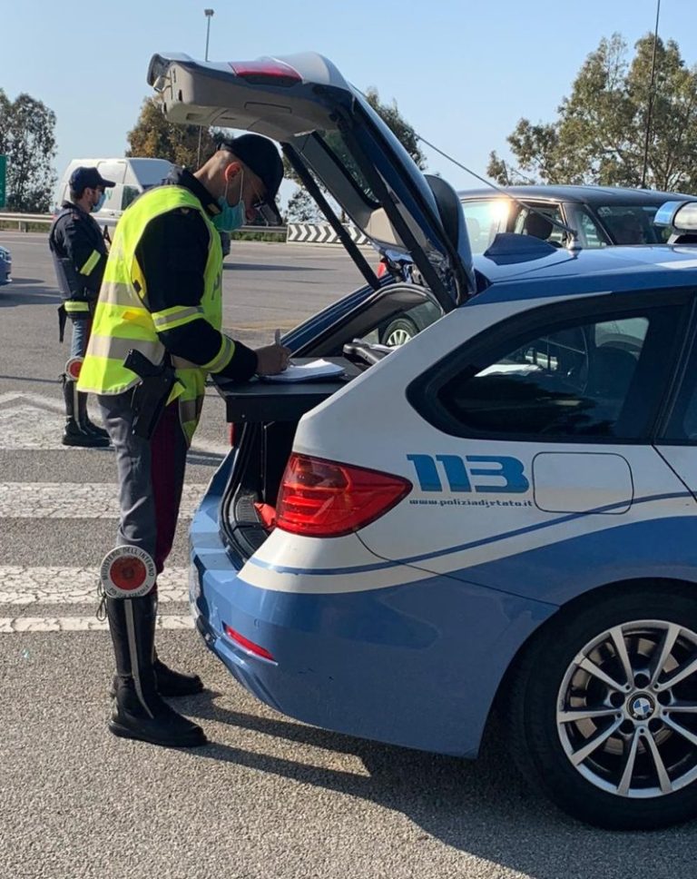 Polizia stradale: 50 sanzioni per sosta sulla corsia di emergenza all’aeroporto Falcone e Borsellino