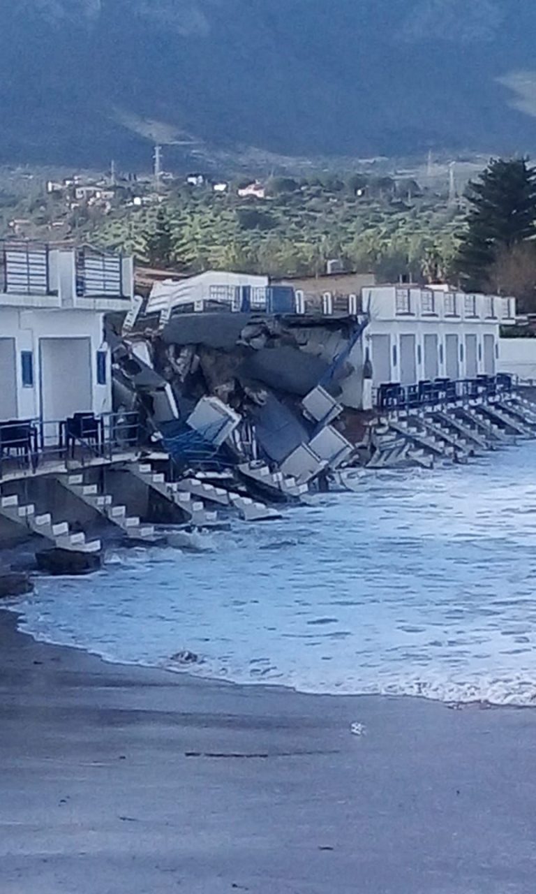 Paura al Lido Vetrana: crolla una parte della struttura a causa del maltempo FOTO