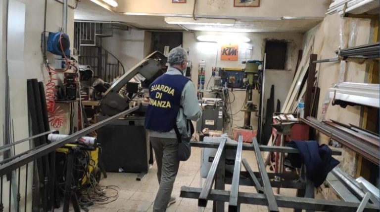 Guardia Finanza: sequestrata officina metallurgica abusiva a Palermo