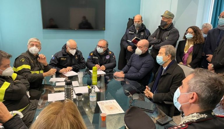 Crollo Ravanusa, Musumeci: «Regione vicina a comunità colpita da tragedia» FOTO E VIDEO