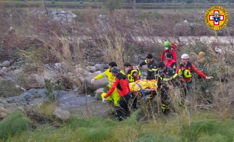 Soccorso alpino siciliano: recupera un motociclista trascinato dalla corrente del fiume FOTO