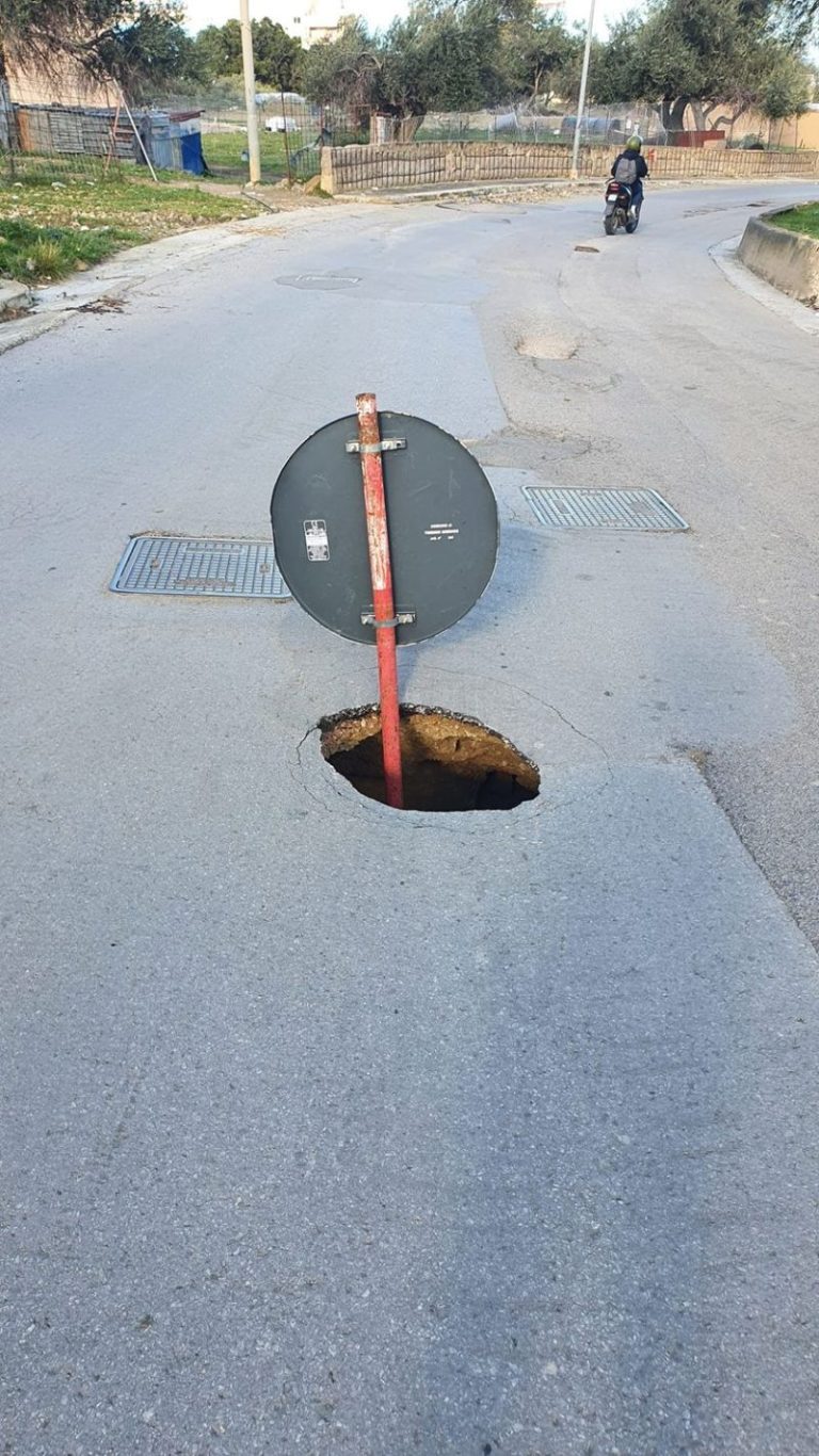 Termini Imerese: pericolosa voragine in Via Navarra