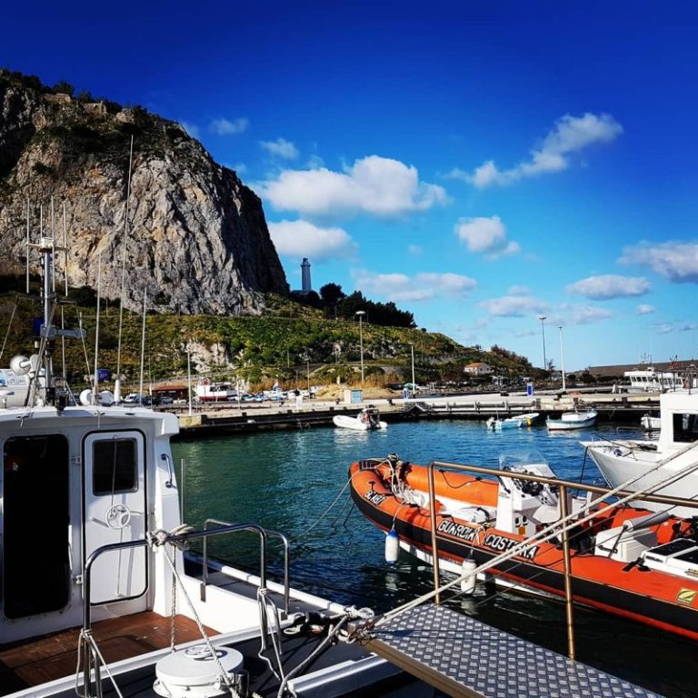 Paura a Cefalù: donna cade da un pontile