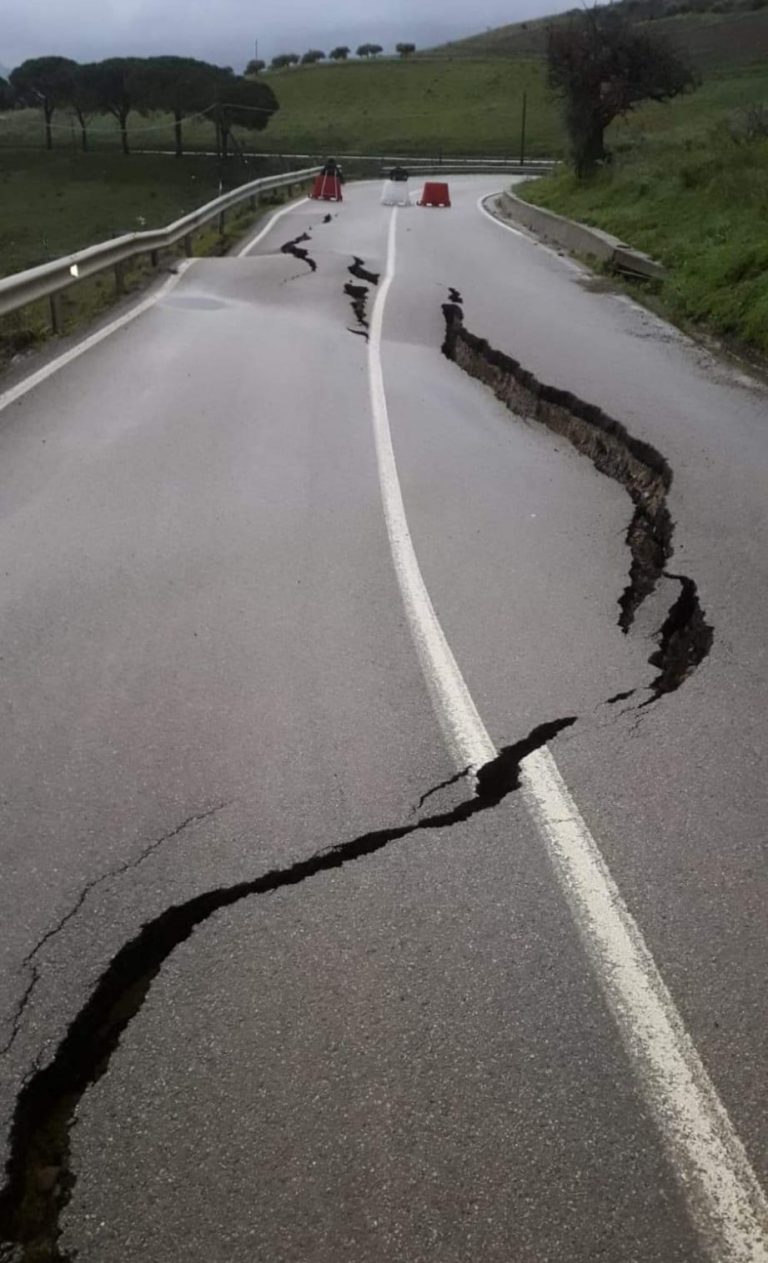 Maltempo: SS 120 Cerda-Caltavuturo chiusa per frana del manto stradale, disagi per i collegamenti FOTO