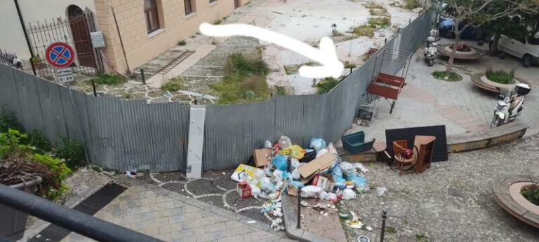 Termini Imerese: piazza Bagni sommersa dai rifiuti, la segnalazione dei lettori