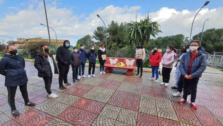 Roberta Vive: inaugurata a San Nicola una panchina in sua memoria FOTO E VIDEO