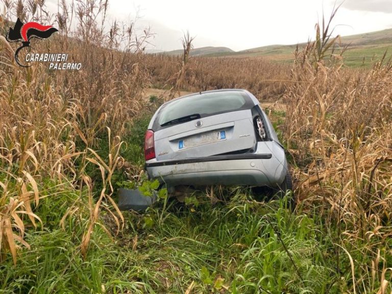 Macchina esce fuori strada in provincia di Palermo: i carabinieri localizzano ed estraggono donna da autovettura