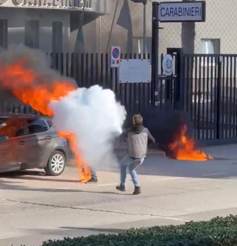 Tragedia davanti caserma carabinieri: uomo si cosparge di benzina e si dà fuoco FOTO