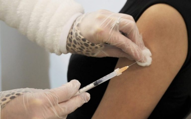 Covid, lo studio ecco la protezione dei vaccini contro le varianti dopo 6 mesi