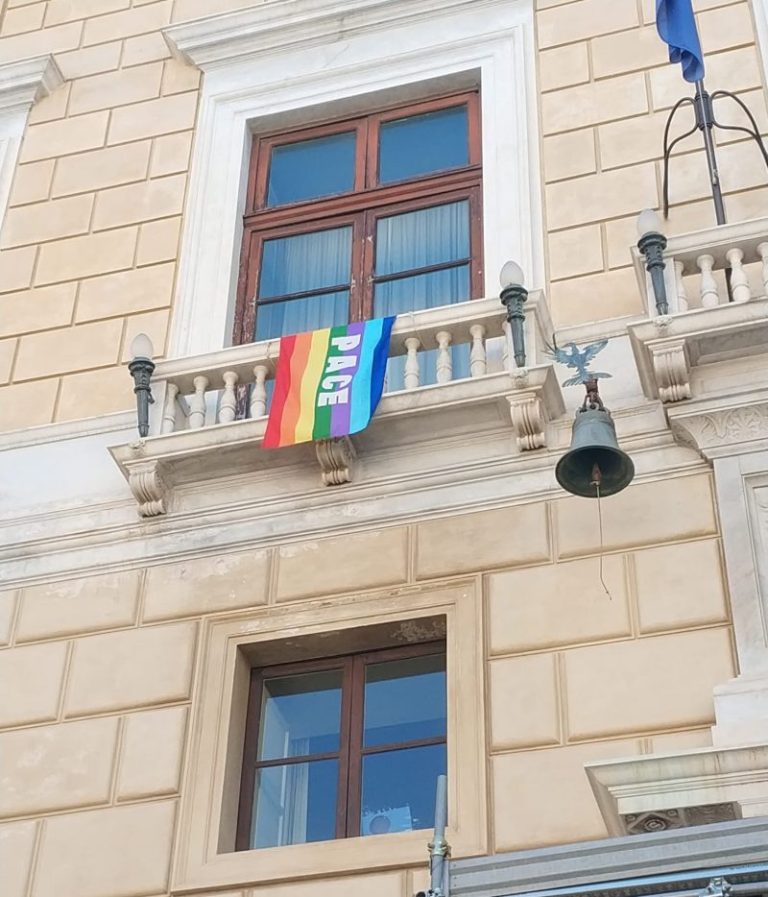 Crisi Ucraina-Russia: a Palermo esposta bandiera della pace a Palazzo delle Aquile