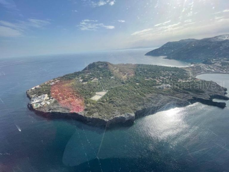 Esalazioni velenose a Vulcano: Musumeci sull’isola per fare il punto con la protezione civile FOTO E VIDEO