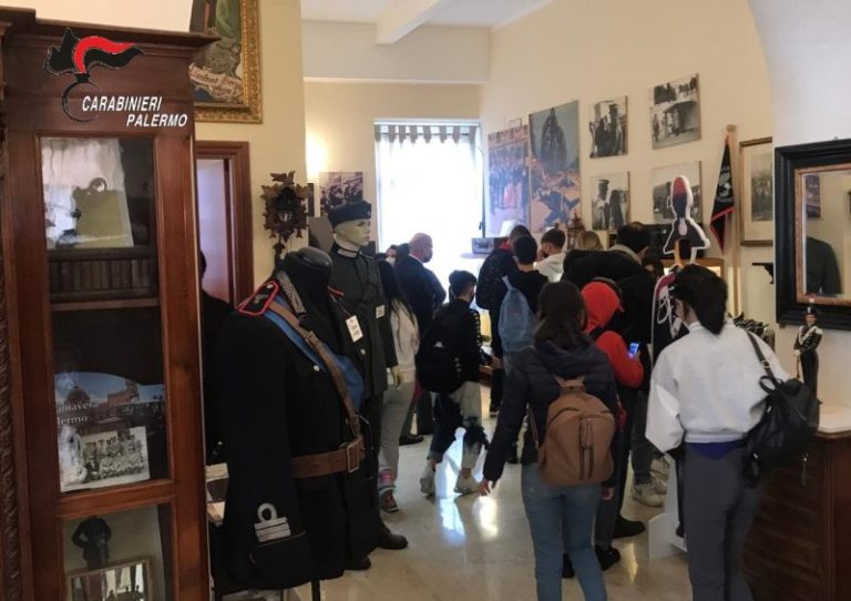 Comando legione carabinieri Sicilia: visita degli studenti nella giornata nazionale della memoria e dell’impegno in ricordo delle vittime delle mafie