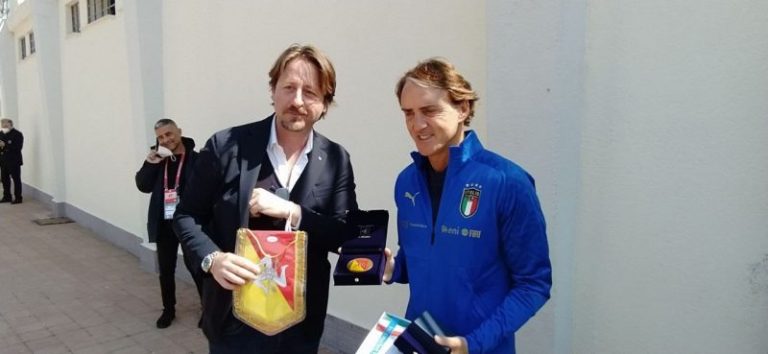 Calcio, l’assessore Messina riceve la Nazionale azzurra: «Grazie Figc, Palermo è stata una scelta d’amore»