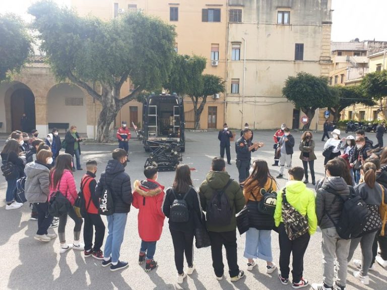 Continuano le visite guidate delle scuole alla sede del comando legione Carabinieri Sicilia