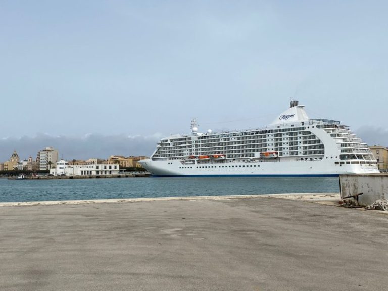 Due navi da crociera in contemporanea nel porto di Trapani